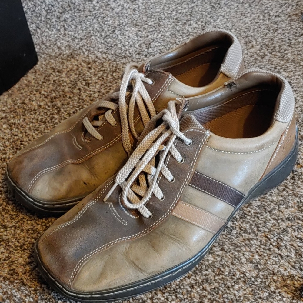 MENS SKECHERS SIZE 9.5 CASUAL SHOE